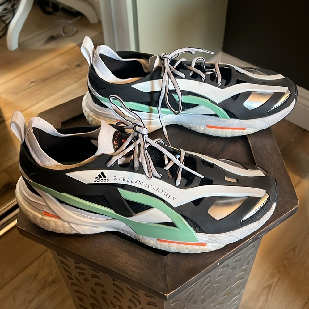 🛑 1 hour sale. Adidas by Stella McCartney, Men’s 9, Green, & White Sneakers